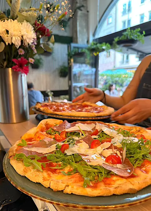 Glutenfreie Prosciutto-Rucola-Pizza bei Mixto Verde in München<br />
