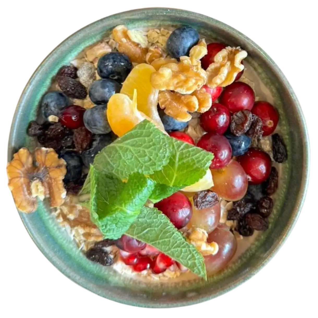 Veganes glutenfreies Müsli mit frischen Beeren, Früchten, Walnüssen und Rosinen im Mixto Verde
