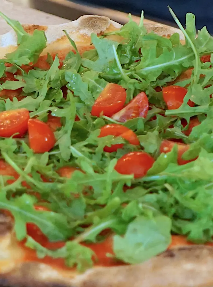 Glutenfreie Pizza mit Rucola und Tomaten aus dem Italian-Healthy Restaurant Mixto Verde im Glockenbachviertel München