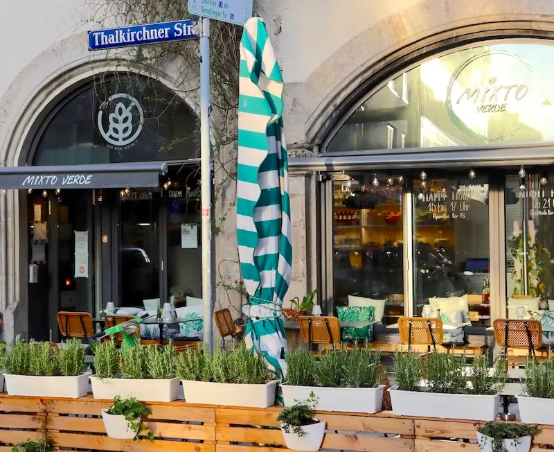 Außenbereich des glutenfreien Restaurants Mixto Verde im Glockenbachviertel München mit Sitzplätzen im Freien