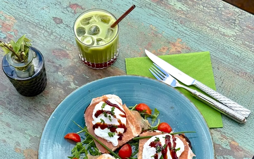 Glutenfreies Frühstück mit pochierten Eiern und Matcha Latte im Mixto Verde München