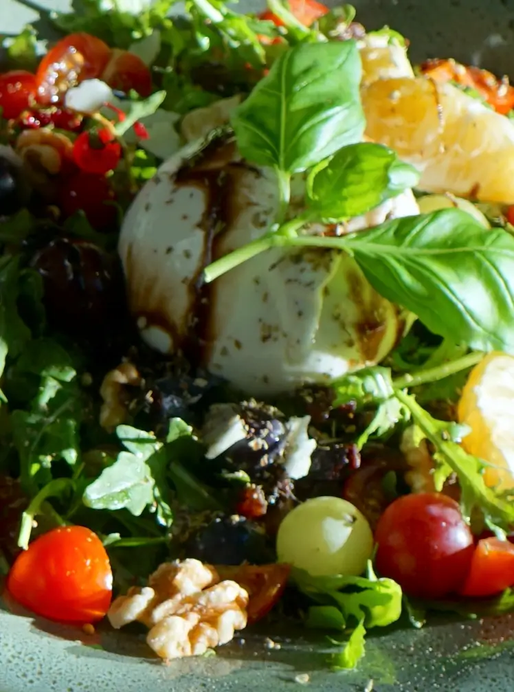 Frischer Burrata-Salat mit Rucola, Tomaten und Walnüssen im Italian-Healthy Restaurant Mixto Verde München