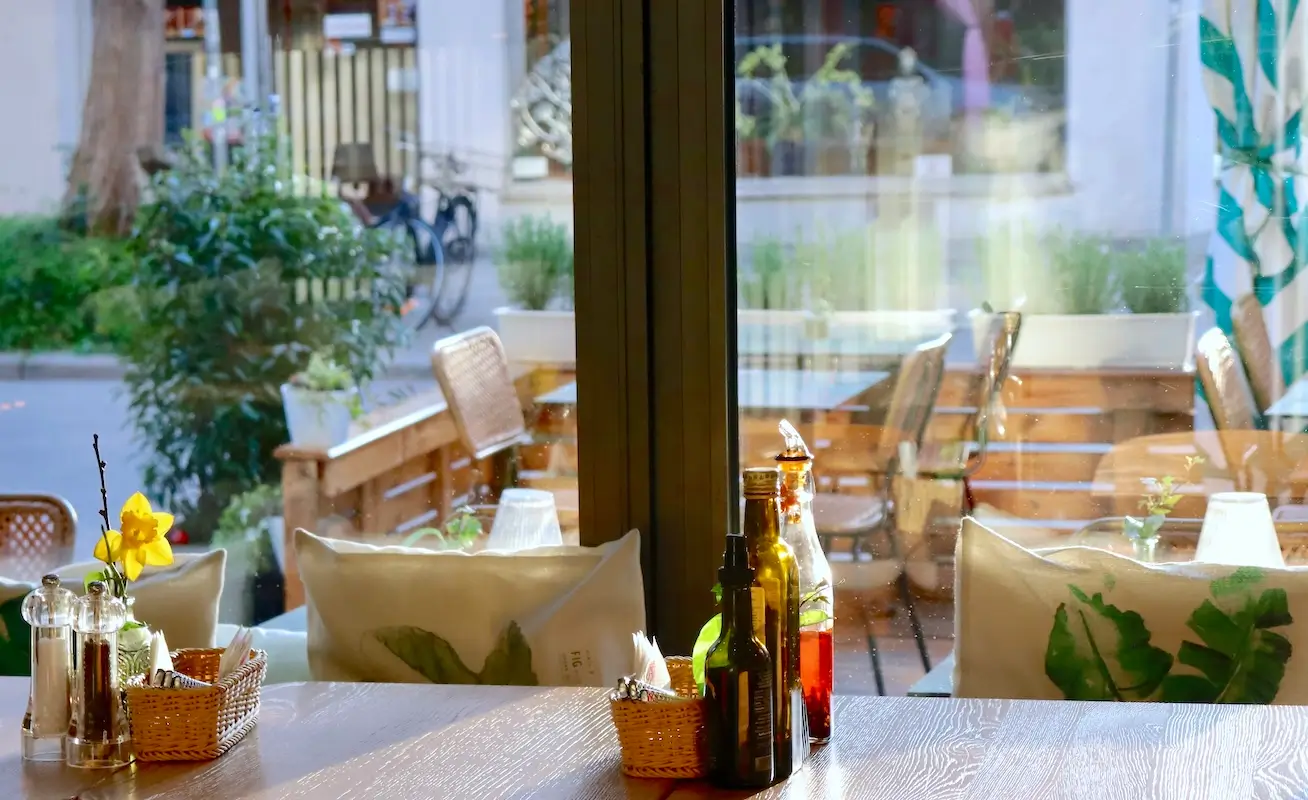 Blick vom Innenraum des glutenfreien Restaurants Mixto Verde in München auf die Außenterrasse im Glockenbachviertel